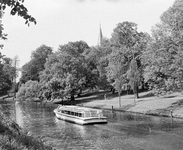 857050 Afbeelding van een rondvaartboot in de Stadsbuitengracht te Utrecht, ter hoogte van het plantsoen aan de Pelmolenweg.
